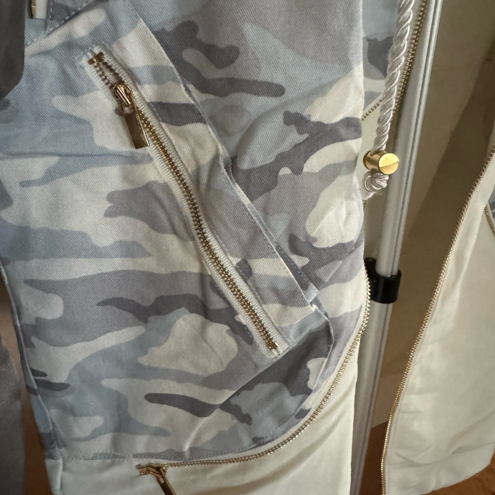 Jason Derulo’s Brand LVL XIII  Camouflage Gray/Cream Performance Jacket/Backpack - Picture 3 of 11